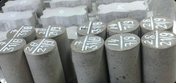 Corpos de prova de concreto identificados com data