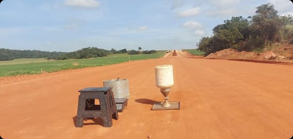 Ensaio de massa específica in situ em pista de terraplenagem